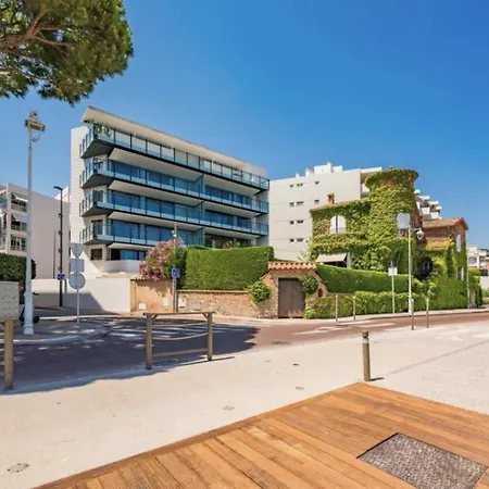 Beautiful Renovated 2br Sea View Palm شقة *